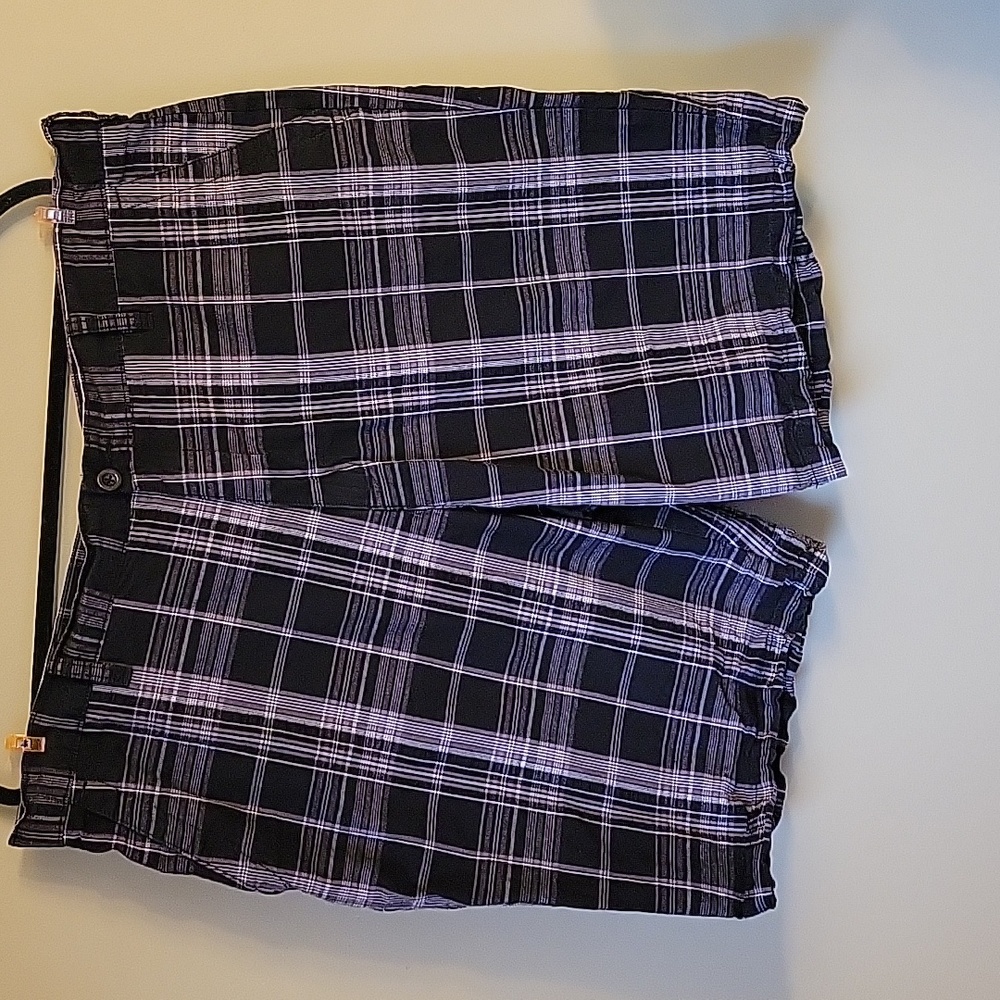 Apt 9 mens casual Flat Front Black Plaid shorts Size 42 EUC